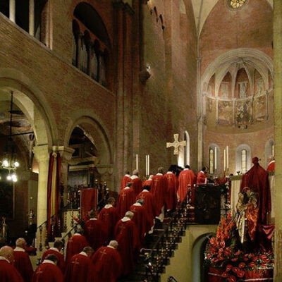 ASSISI Casulla con cruz bordada (rojo)