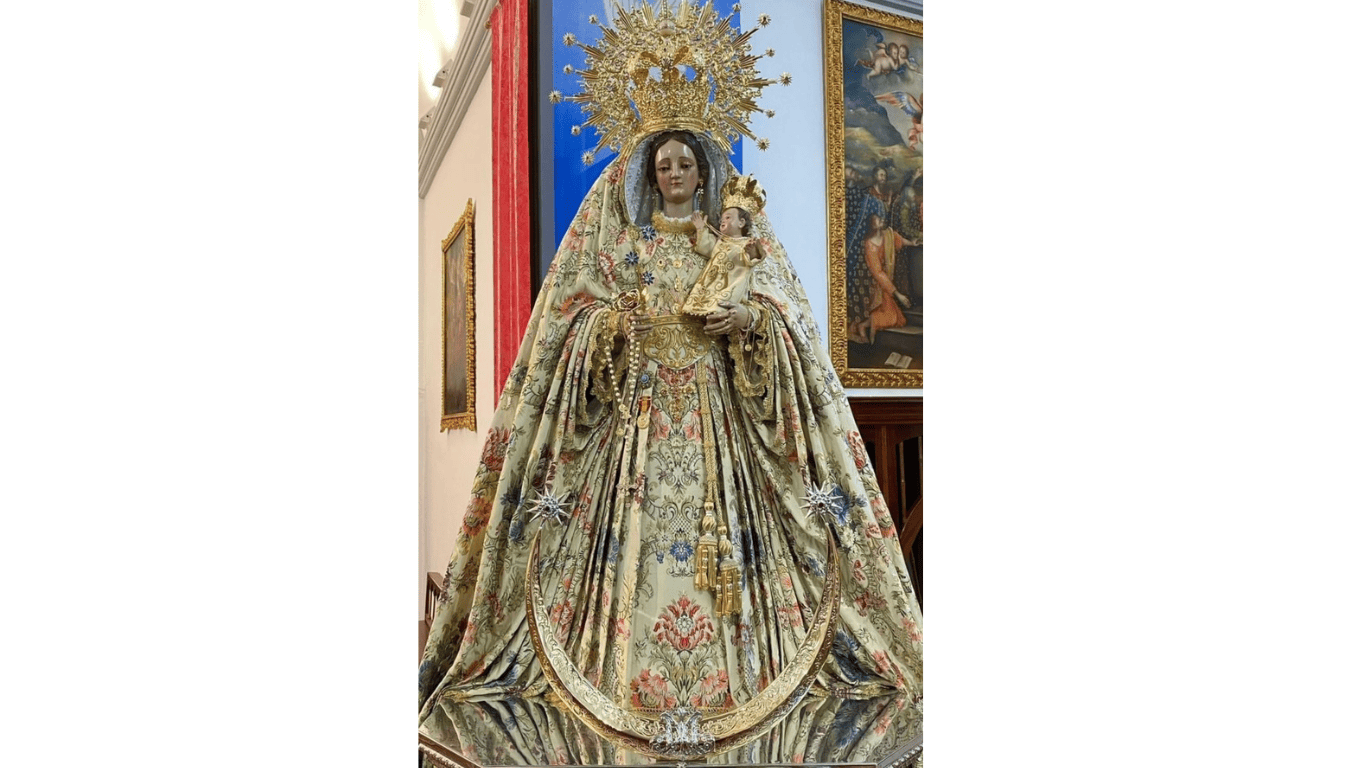 Reproducciones en resina, con perfectos acabados en policromía con detalles en oro y peana. Reproducción de imágenes desde una estampa o reportaje fotográfica a la figura física.